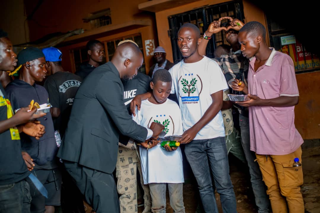 Kisenyi outreach – volunteers with children